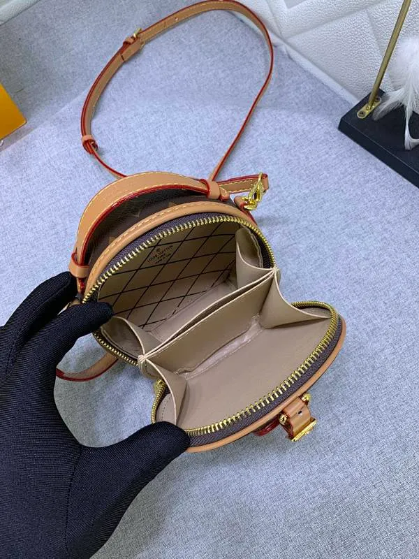 All Categories Official Website "Brand Women's Bags" Women's Bags 💙 LV MMmini Boite Chapeau handbag is made of Monogram coated canvas and decorated with Malletage quilted lining, paying tribute to the brand's traditional details. The zip opens to reveal a sophisticated interior with a large accordion compartment. Detachable shoulder strap allows for a shoulder-wearing experience. size