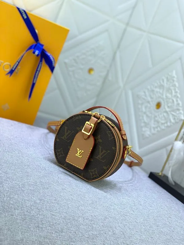 All Categories Official Website "Brand Women's Bags" Women's Bags 💙 LV MMmini Boite Chapeau handbag is made of Monogram coated canvas and decorated with Malletage quilted lining, paying tribute to the brand's traditional details. The zip opens to reveal a sophisticated interior with a large accordion compartment. Detachable shoulder strap allows for a shoulder-wearing experience. size