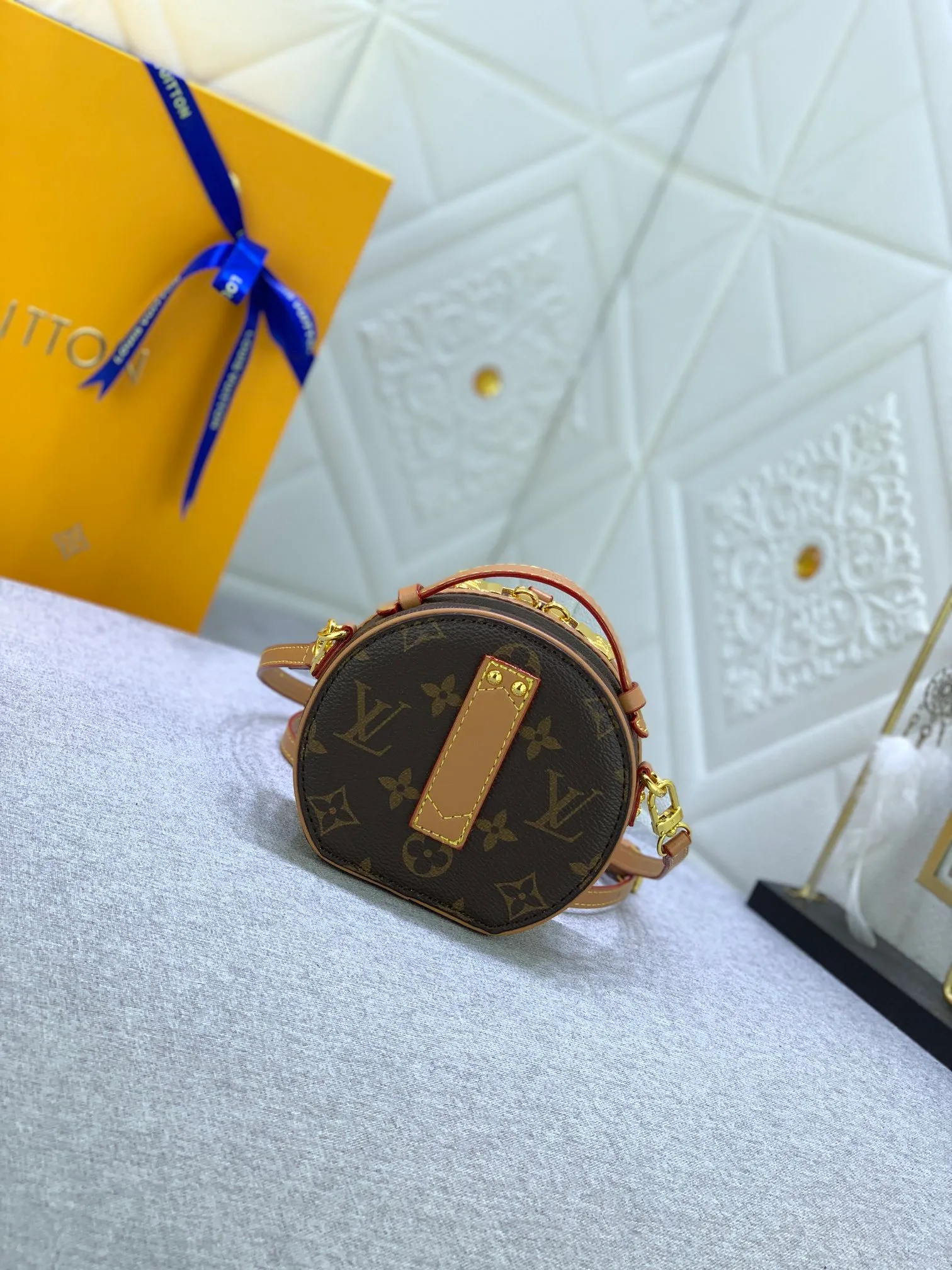 All Categories Official Website "Brand Women's Bags" Women's Bags 💙 LV MMmini Boite Chapeau handbag is made of Monogram coated canvas and decorated with Malletage quilted lining, paying tribute to the brand's traditional details. The zip opens to reveal a sophisticated interior with a large accordion compartment. Detachable shoulder strap allows for a shoulder-wearing experience. size