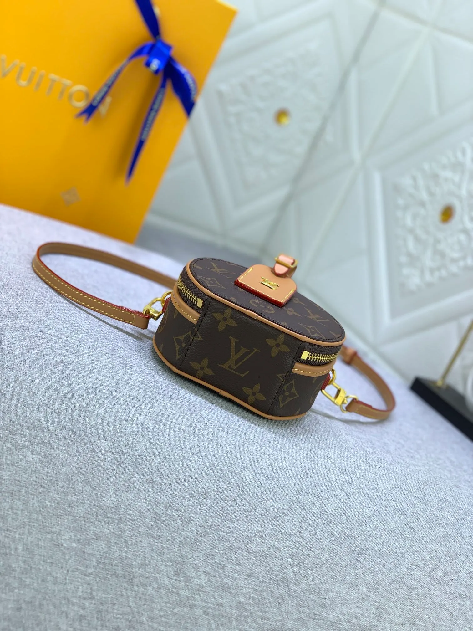 All Categories Official Website "Brand Women's Bags" Women's Bags 💙 LV MMmini Boite Chapeau handbag is made of Monogram coated canvas and decorated with Malletage quilted lining, paying tribute to the brand's traditional details. The zip opens to reveal a sophisticated interior with a large accordion compartment. Detachable shoulder strap allows for a shoulder-wearing experience. size