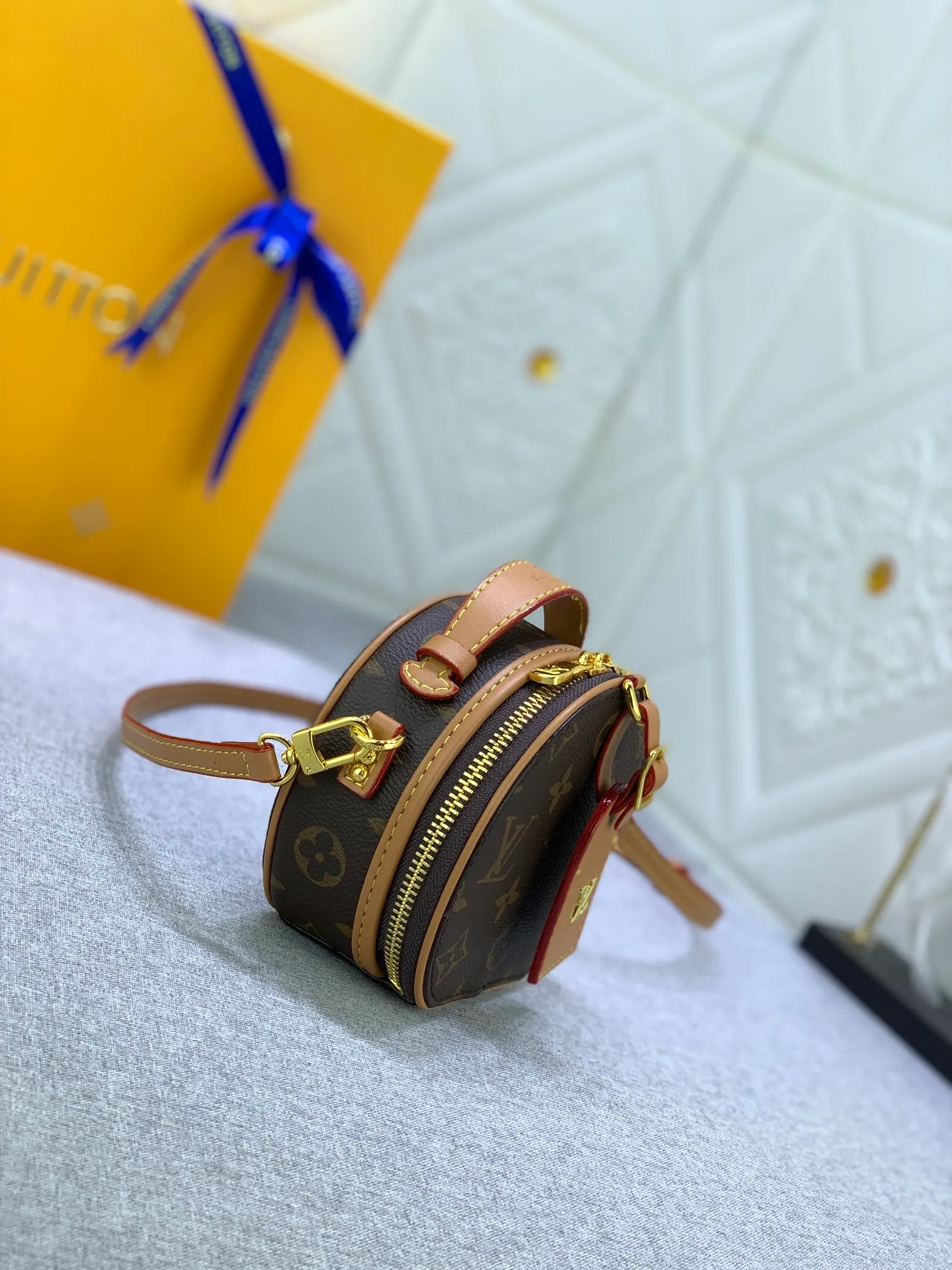 All Categories Official Website "Brand Women's Bags" Women's Bags 💙 LV MMmini Boite Chapeau handbag is made of Monogram coated canvas and decorated with Malletage quilted lining, paying tribute to the brand's traditional details. The zip opens to reveal a sophisticated interior with a large accordion compartment. Detachable shoulder strap allows for a shoulder-wearing experience. size