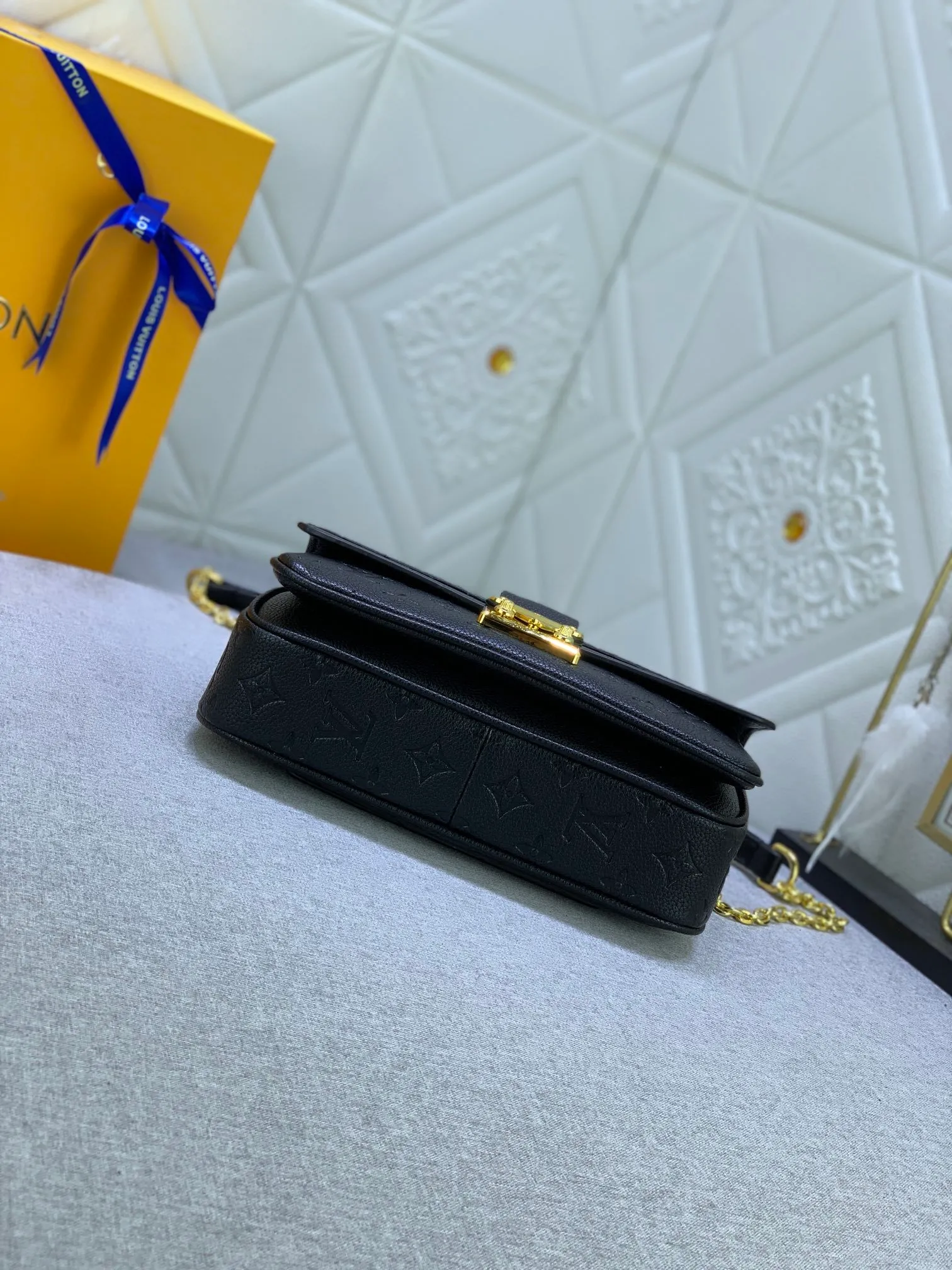 All Categories Official Website "Brand Women's Bags" Women's Bags 💙 LV Upgraded Original This Marceau chain bag is made of Monogram Empreinte embossed leather, with a plain leather flap and soft leather lining. Signature S-lock clasp and chain add to the elegance, and there's room for a large wallet and iPhone
