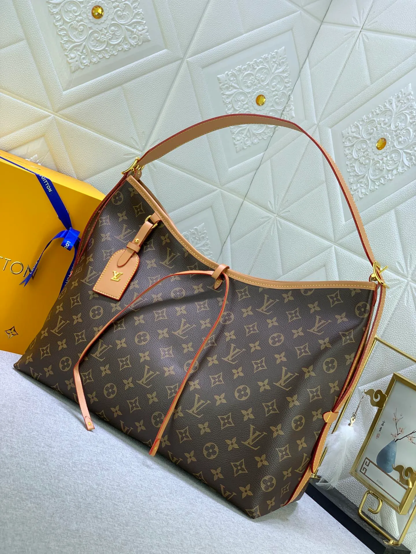 All Categories Official Website "Brand Women's Bags" Women's Bags 💙 LV Upgraded Original Presbyopia CARRYALL Handbags Inspired by the retro details of the archives. What is particularly commendable is the detachable zipper clutch, which can be used alone as a delicate clutch or as an extra pocket. Bright lining tone in Monogram Classic Sail