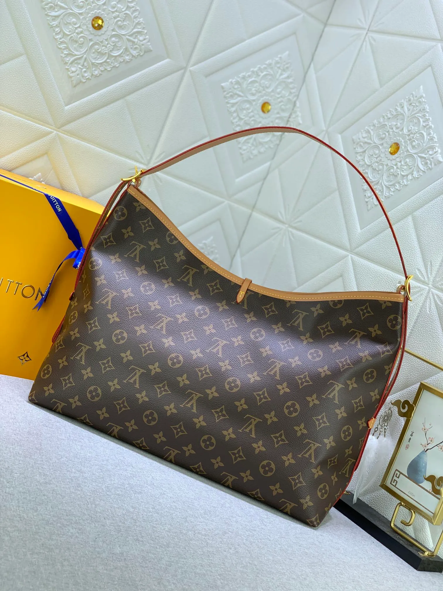 All Categories Official Website "Brand Women's Bags" Women's Bags 💙 LV Upgraded Original Presbyopia CARRYALL Handbags Inspired by the retro details of the archives. What is particularly commendable is the detachable zipper clutch, which can be used alone as a delicate clutch or as an extra pocket. Bright lining tone in Monogram Classic Sail