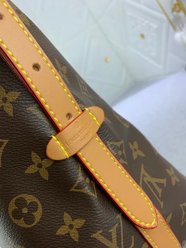 All Categories Official Website "Brand Women's Bags" Women's Bags 💙 LV Upgraded Original Presbyopia CARRYALL Handbags Inspired by the retro details of the archives. What is particularly commendable is the detachable zipper clutch, which can be used alone as a delicate clutch or as an extra pocket. Bright lining tone in Monogram Classic Sail