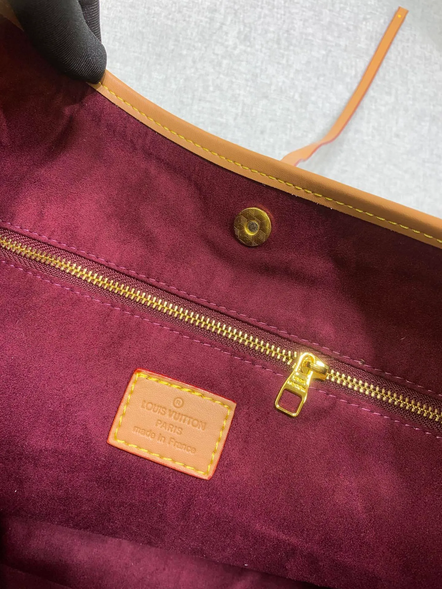 All Categories Official Website "Brand Women's Bags" Women's Bags 💙 LV Upgraded Original Presbyopia CARRYALL Handbags Inspired by the retro details of the archives. What is particularly commendable is the detachable zipper clutch, which can be used alone as a delicate clutch or as an extra pocket. Bright lining tone in Monogram Classic Sail