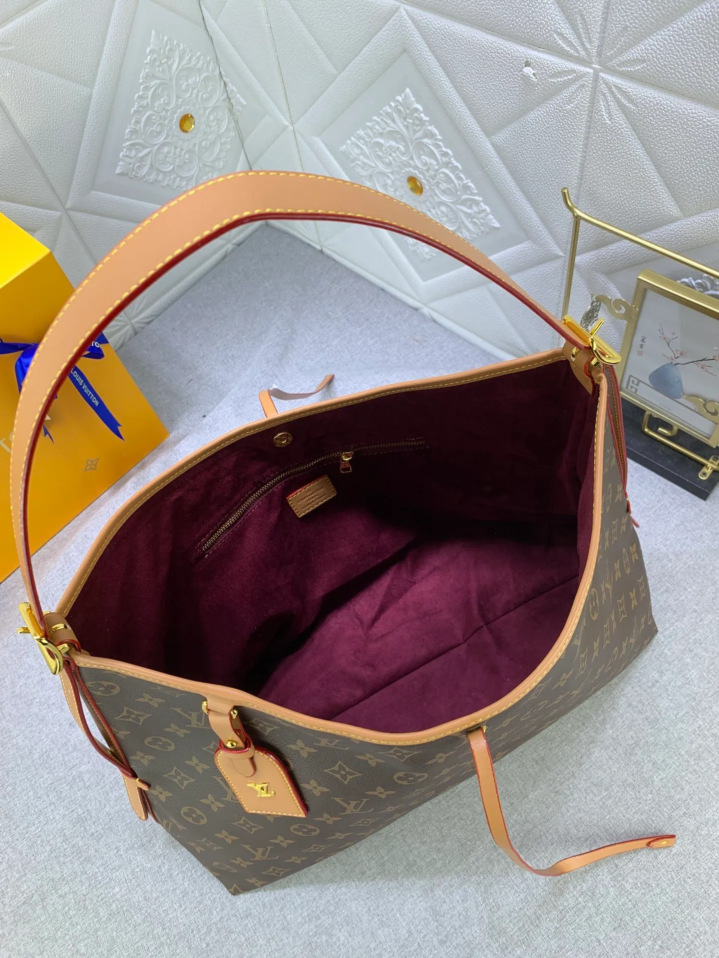 All Categories Official Website "Brand Women's Bags" Women's Bags 💙 LV Upgraded Original Presbyopia CARRYALL Handbags Inspired by the retro details of the archives. What is particularly commendable is the detachable zipper clutch, which can be used alone as a delicate clutch or as an extra pocket. Bright lining tone in Monogram Classic Sail