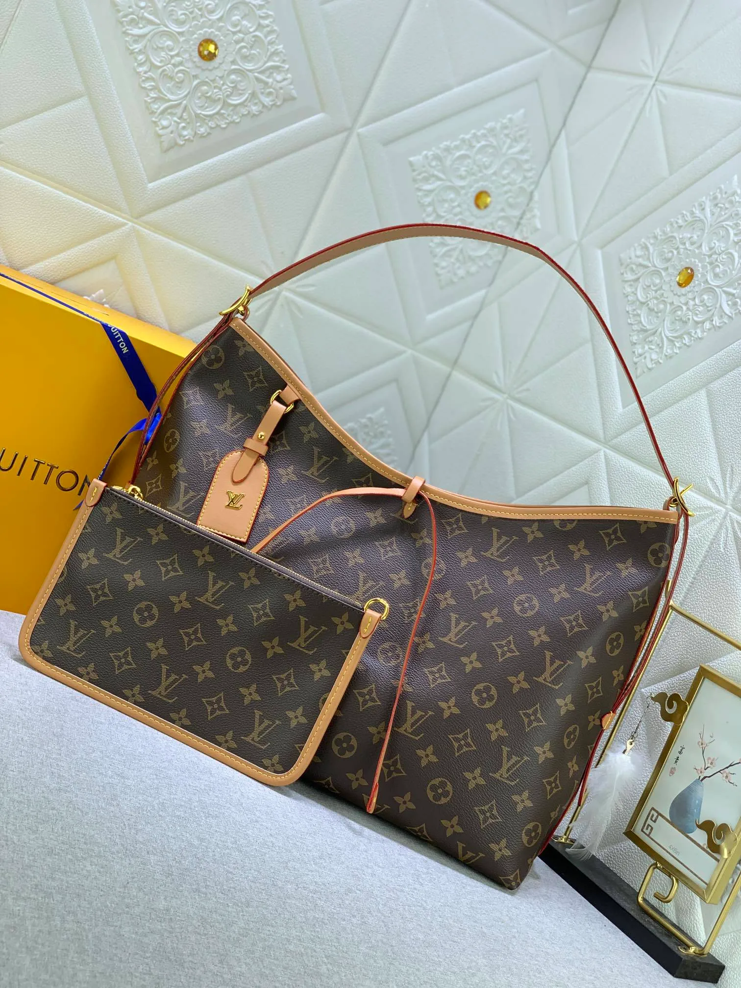 All Categories Official Website "Brand Women's Bags" Women's Bags 💙 LV Upgraded Original Presbyopia CARRYALL Handbags Inspired by the retro details of the archives. What is particularly commendable is the detachable zipper clutch, which can be used alone as a delicate clutch or as an extra pocket. Bright lining tone in Monogram Classic Sail