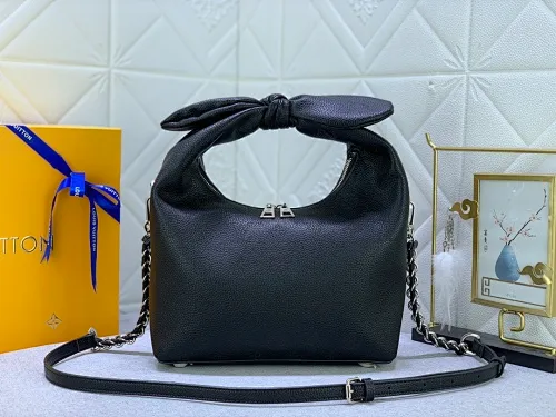 All categories Official website "Brand Women's Bags" Women's Bags 💙 LV Why Knot small handbag is made of Louis Vuitton's iconic Monogram engraved and perforated cow leather, combined with a knot-shaped handle, exuding a gentle style and modern atmosphere. Functional design holds everyday essentials such as a cell phone, wallet, keys, and sunglasses, and the removable woven leather chain allows for easy shoulder wear.
