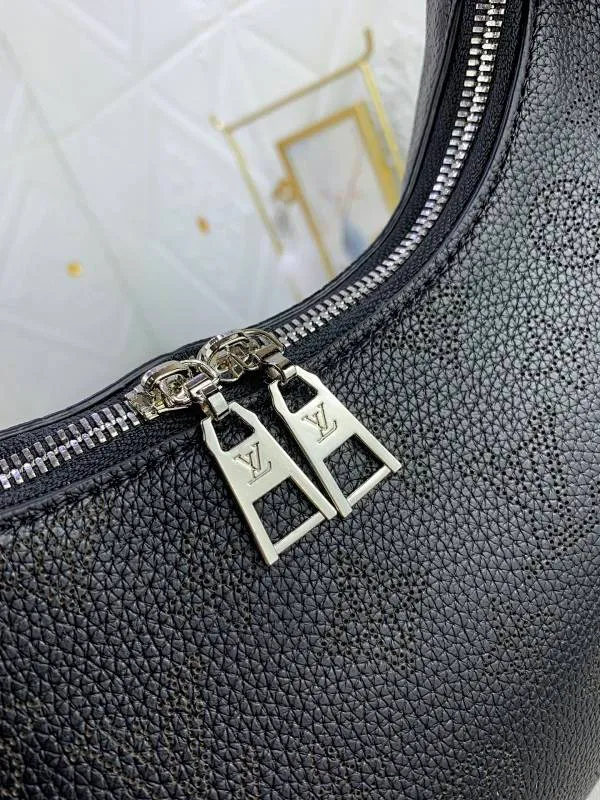 All categories Official website "Brand Women's Bags" Women's Bags 💙 LV Why Knot small handbag is made of Louis Vuitton's iconic Monogram engraved and perforated cow leather, combined with a knot-shaped handle, exuding a gentle style and modern atmosphere. Functional design holds everyday essentials such as a cell phone, wallet, keys, and sunglasses, and the removable woven leather chain allows for easy shoulder wear.