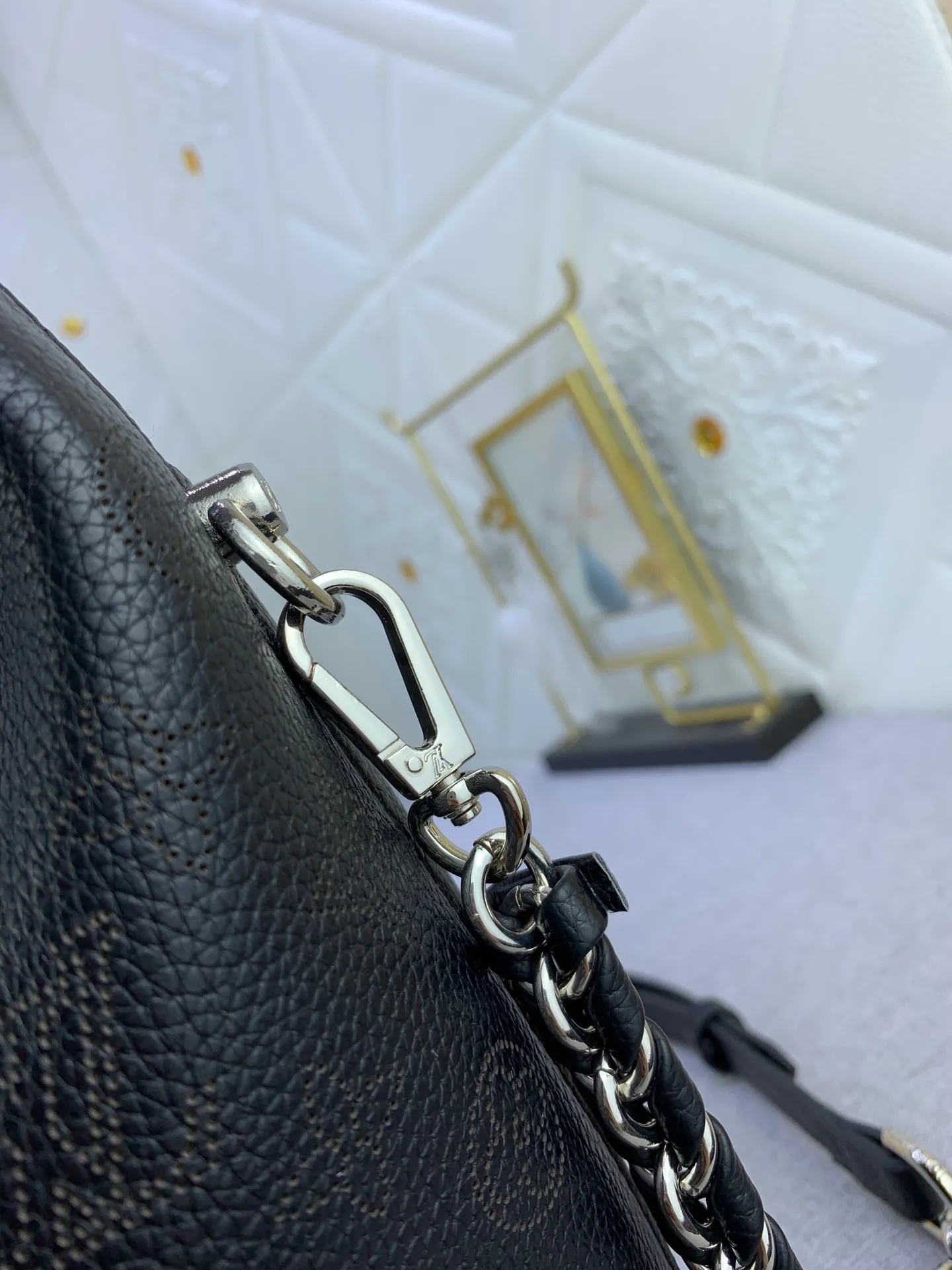 All categories Official website "Brand Women's Bags" Women's Bags 💙 LV Why Knot small handbag is made of Louis Vuitton's iconic Monogram engraved and perforated cow leather, combined with a knot-shaped handle, exuding a gentle style and modern atmosphere. Functional design holds everyday essentials such as a cell phone, wallet, keys, and sunglasses, and the removable woven leather chain allows for easy shoulder wear.
