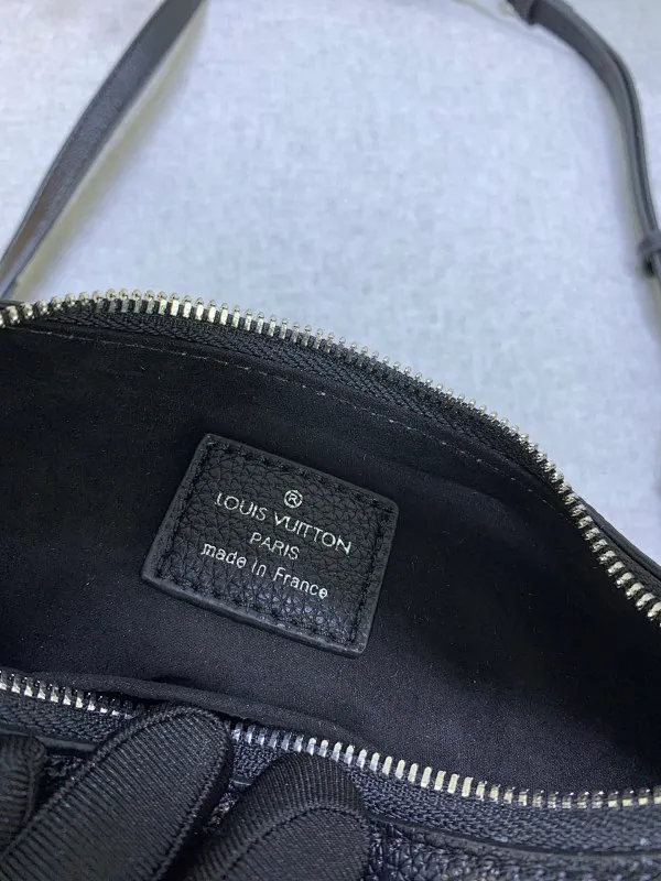 All categories Official website "Brand Women's Bags" Women's Bags 💙 LV Why Knot small handbag is made of Louis Vuitton's iconic Monogram engraved and perforated cow leather, combined with a knot-shaped handle, exuding a gentle style and modern atmosphere. Functional design holds everyday essentials such as a cell phone, wallet, keys, and sunglasses, and the removable woven leather chain allows for easy shoulder wear.