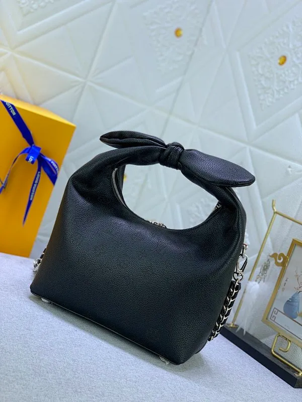 All categories Official website "Brand Women's Bags" Women's Bags 💙 LV Why Knot small handbag is made of Louis Vuitton's iconic Monogram engraved and perforated cow leather, combined with a knot-shaped handle, exuding a gentle style and modern atmosphere. Functional design holds everyday essentials such as a cell phone, wallet, keys, and sunglasses, and the removable woven leather chain allows for easy shoulder wear.