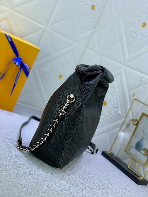All categories Official website "Brand Women's Bags" Women's Bags 💙 LV Why Knot small handbag is made of Louis Vuitton's iconic Monogram engraved and perforated cow leather, combined with a knot-shaped handle, exuding a gentle style and modern atmosphere. Functional design holds everyday essentials such as a cell phone, wallet, keys, and sunglasses, and the removable woven leather chain allows for easy shoulder wear.