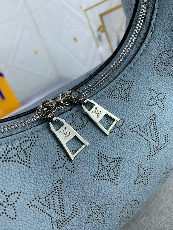 All categories Official website "Brand Women's Bags" Women's Bags 💙 LV Why Knot small handbag is made of Louis Vuitton's iconic Monogram engraved and perforated cow leather, combined with a knot-shaped handle, exuding a gentle style and modern atmosphere. Functional design holds everyday essentials such as a cell phone, wallet, keys, and sunglasses, and the removable woven leather chain allows for easy shoulder wear.