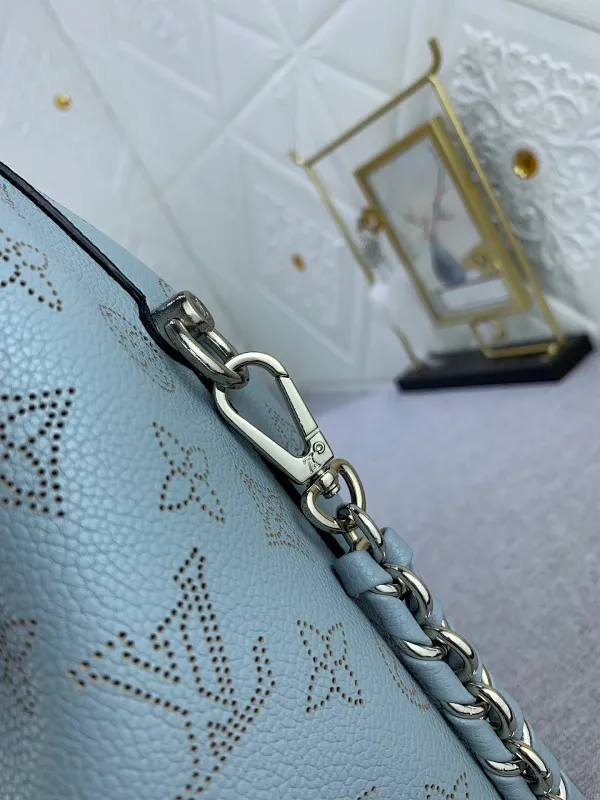 All categories Official website "Brand Women's Bags" Women's Bags 💙 LV Why Knot small handbag is made of Louis Vuitton's iconic Monogram engraved and perforated cow leather, combined with a knot-shaped handle, exuding a gentle style and modern atmosphere. Functional design holds everyday essentials such as a cell phone, wallet, keys, and sunglasses, and the removable woven leather chain allows for easy shoulder wear.