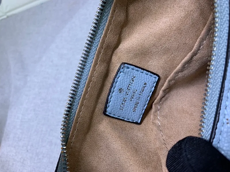 All categories Official website "Brand Women's Bags" Women's Bags 💙 LV Why Knot small handbag is made of Louis Vuitton's iconic Monogram engraved and perforated cow leather, combined with a knot-shaped handle, exuding a gentle style and modern atmosphere. Functional design holds everyday essentials such as a cell phone, wallet, keys, and sunglasses, and the removable woven leather chain allows for easy shoulder wear.