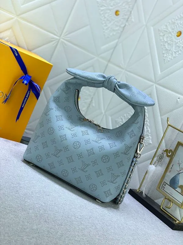 All categories Official website "Brand Women's Bags" Women's Bags 💙 LV Why Knot small handbag is made of Louis Vuitton's iconic Monogram engraved and perforated cow leather, combined with a knot-shaped handle, exuding a gentle style and modern atmosphere. Functional design holds everyday essentials such as a cell phone, wallet, keys, and sunglasses, and the removable woven leather chain allows for easy shoulder wear.