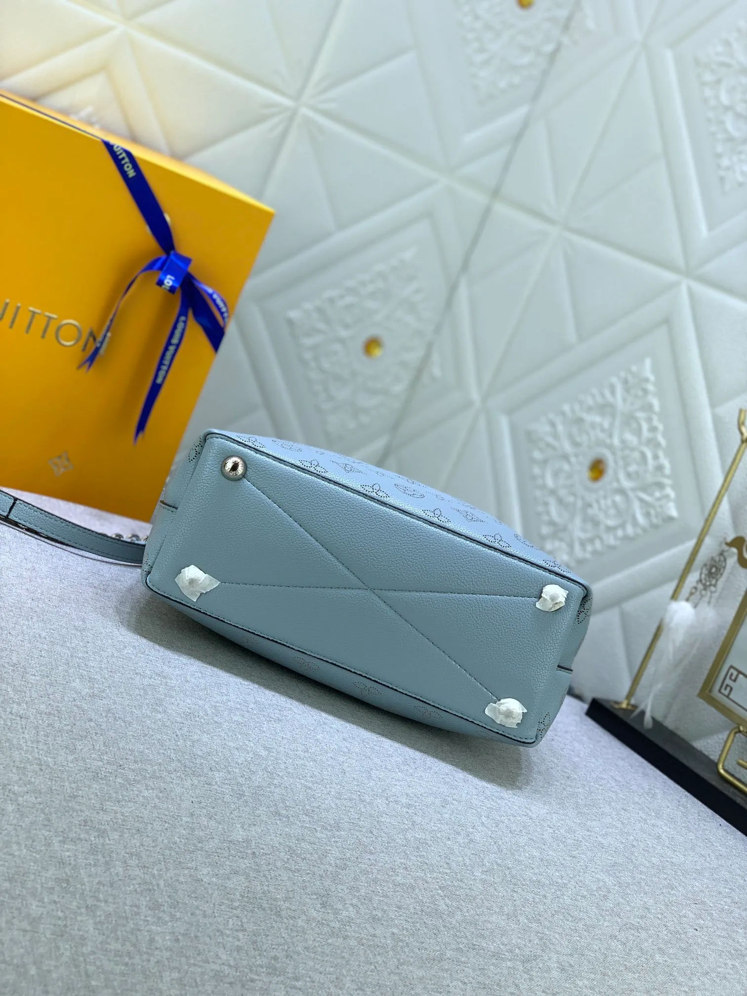 All categories Official website "Brand Women's Bags" Women's Bags 💙 LV Why Knot small handbag is made of Louis Vuitton's iconic Monogram engraved and perforated cow leather, combined with a knot-shaped handle, exuding a gentle style and modern atmosphere. Functional design holds everyday essentials such as a cell phone, wallet, keys, and sunglasses, and the removable woven leather chain allows for easy shoulder wear.