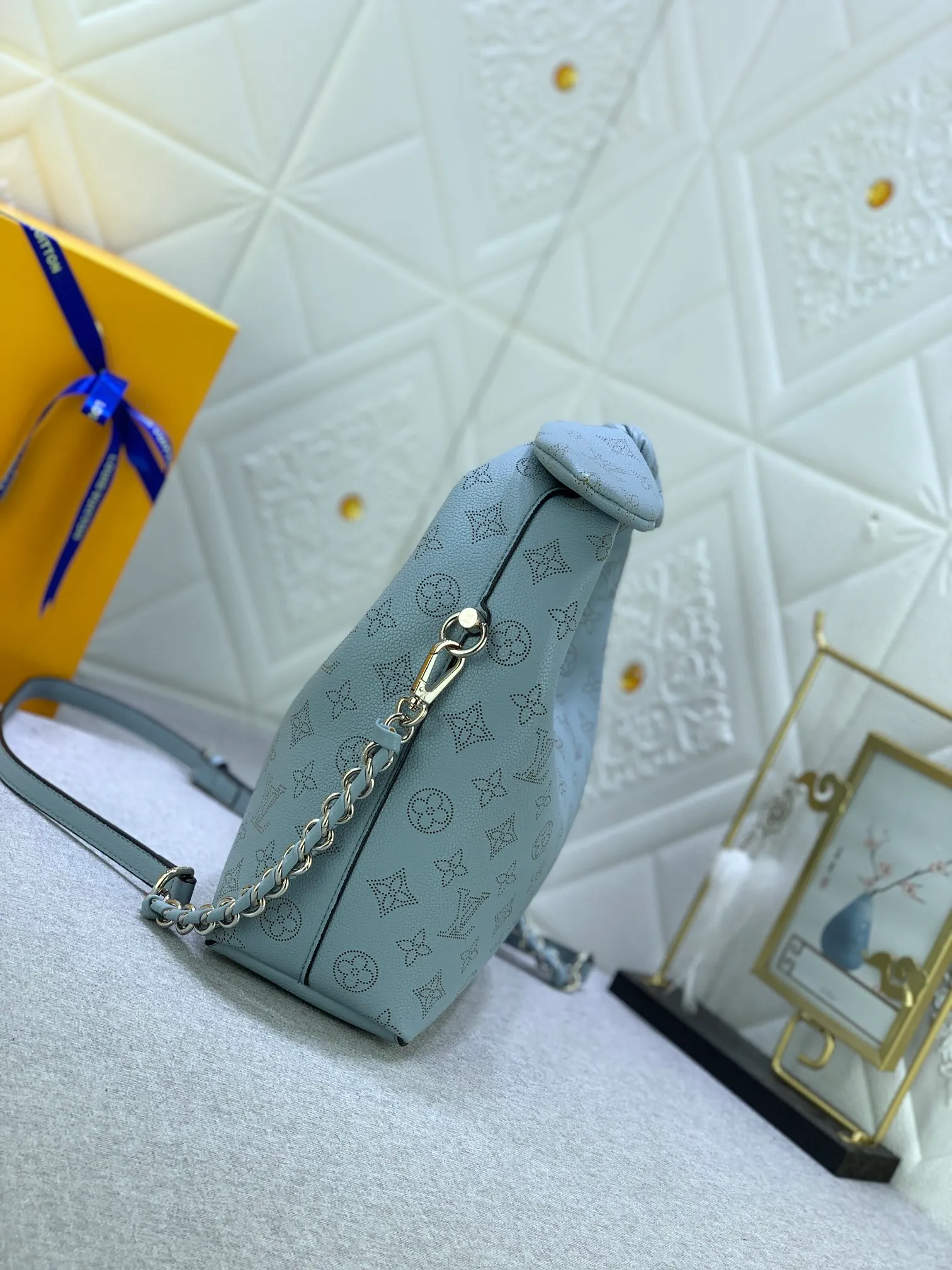 All categories Official website "Brand Women's Bags" Women's Bags 💙 LV Why Knot small handbag is made of Louis Vuitton's iconic Monogram engraved and perforated cow leather, combined with a knot-shaped handle, exuding a gentle style and modern atmosphere. Functional design holds everyday essentials such as a cell phone, wallet, keys, and sunglasses, and the removable woven leather chain allows for easy shoulder wear.
