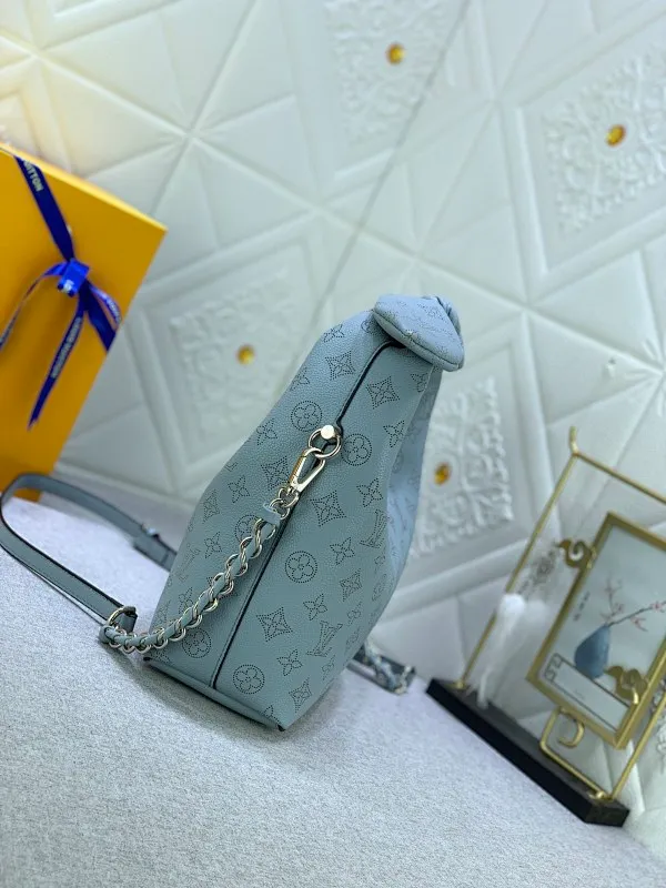 All categories Official website "Brand Women's Bags" Women's Bags 💙 LV Why Knot small handbag is made of Louis Vuitton's iconic Monogram engraved and perforated cow leather, combined with a knot-shaped handle, exuding a gentle style and modern atmosphere. Functional design holds everyday essentials such as a cell phone, wallet, keys, and sunglasses, and the removable woven leather chain allows for easy shoulder wear.