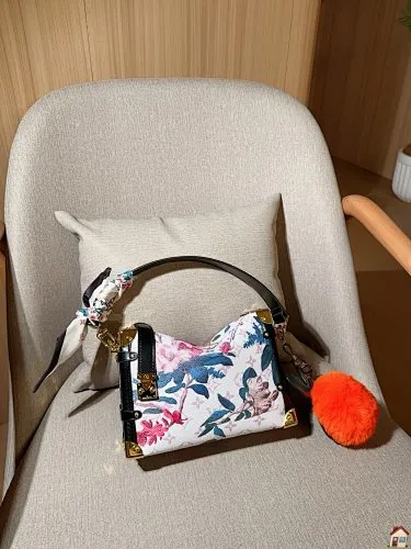 All categories Official website "Brand Women's Bags" Women's Bags 💙 LV 2025 new LV armpit bag