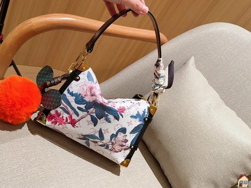 All categories Official website "Brand Women's Bags" Women's Bags 💙 LV 2025 new LV armpit bag