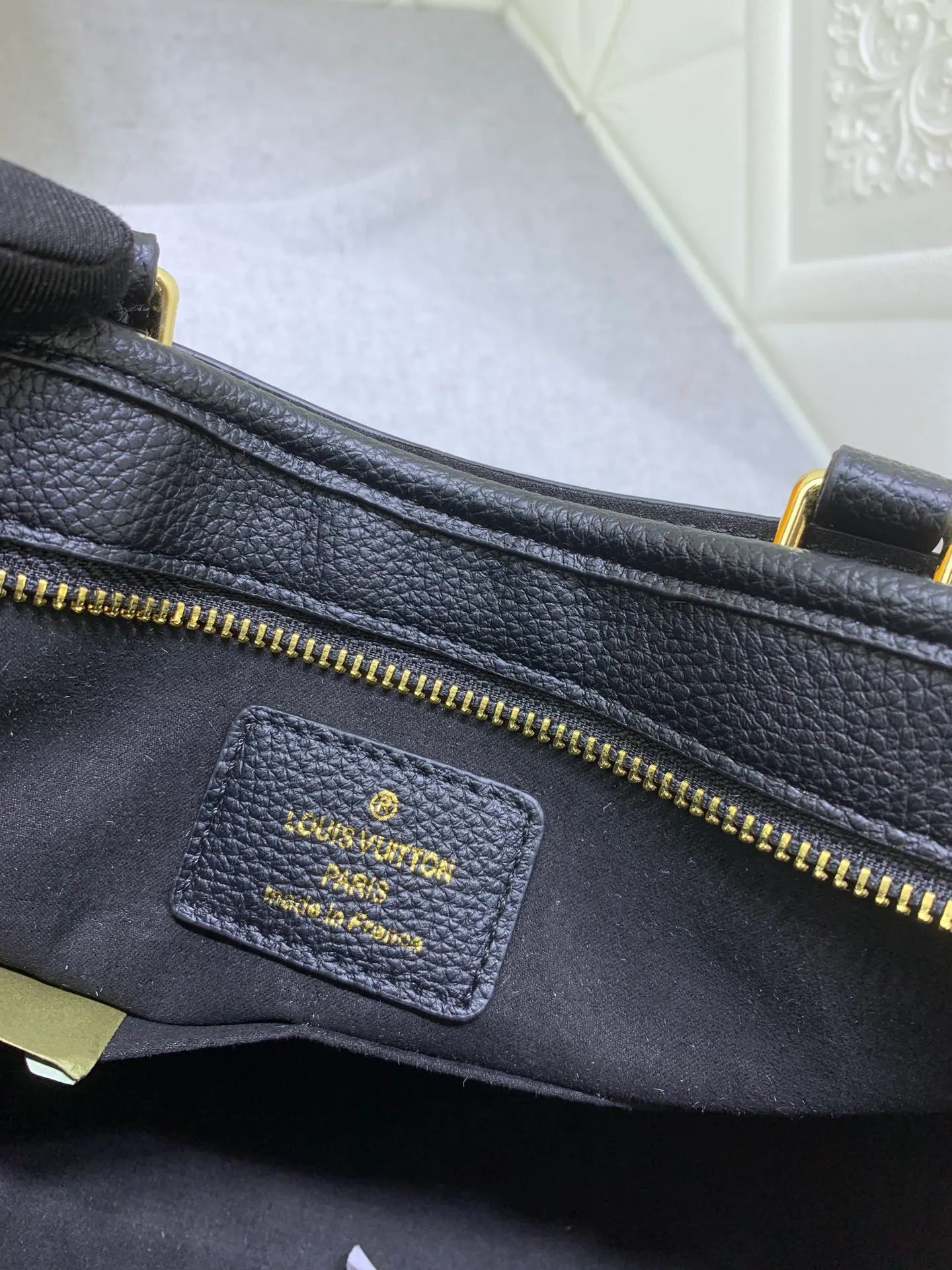 All categories Official website "Brand Women's Bags" Women's Bags 💙 LV upgrades the original Popincourt handbag with a fashionable new attitude. This contemporary tote in single-frame canvas and natural leather trim offers effortless style and impeccable functionality. Size: 32-21-13cm