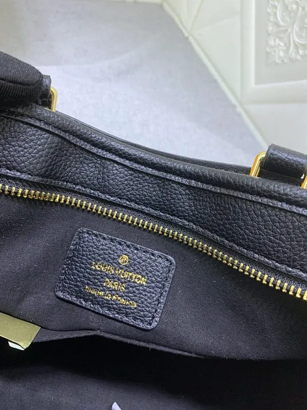 All categories Official website "Brand Women's Bags" Women's Bags 💙 LV upgrades the original Popincourt handbag with a fashionable new attitude. This contemporary tote in single-frame canvas and natural leather trim offers effortless style and impeccable functionality. Size: 32-21-13cm