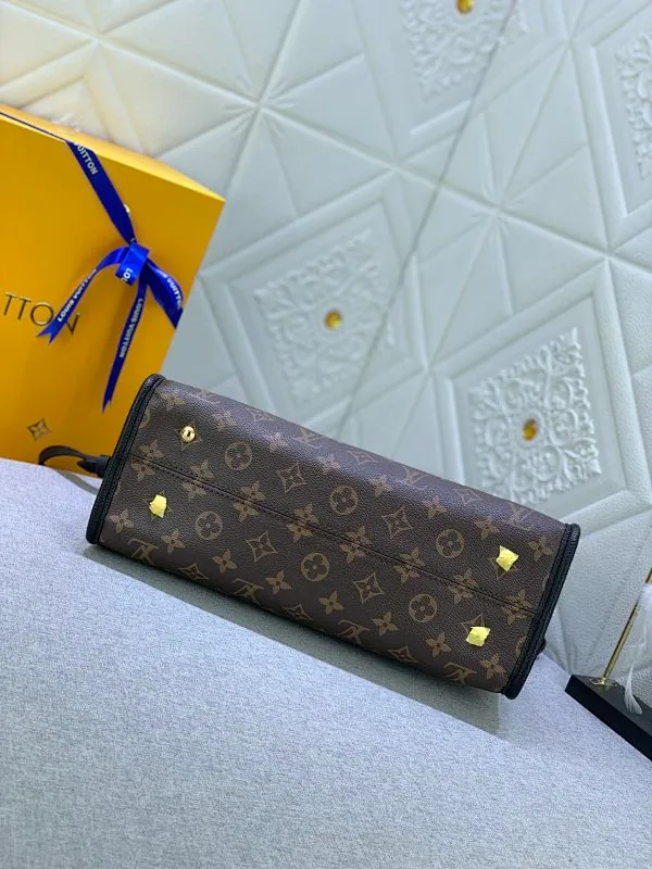 All categories Official website "Brand Women's Bags" Women's Bags 💙 LV upgrades the original Popincourt handbag with a fashionable new attitude. This contemporary tote in single-frame canvas and natural leather trim offers effortless style and impeccable functionality. Size: 32-21-13cm