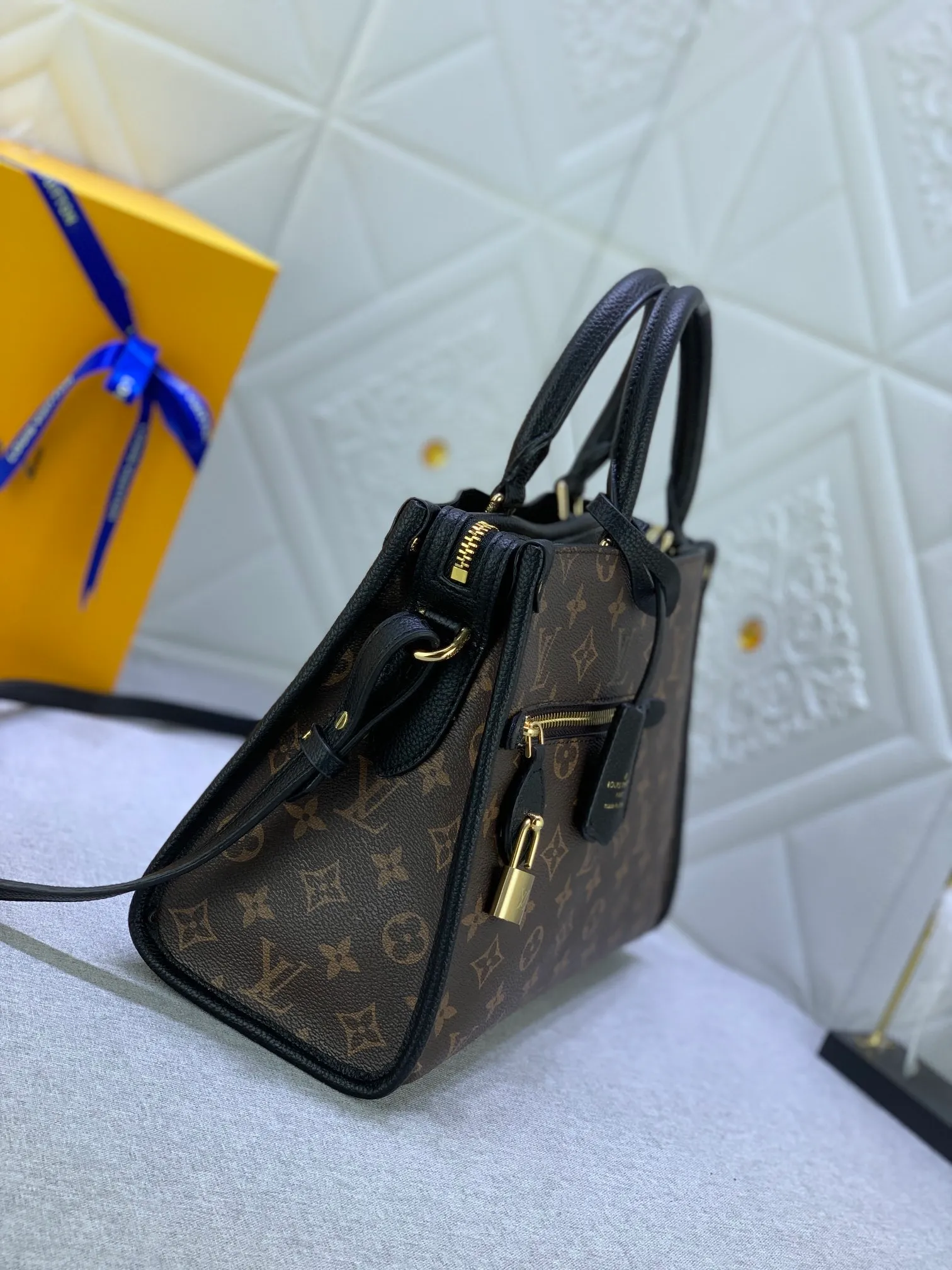 All categories Official website "Brand Women's Bags" Women's Bags 💙 LV upgrades the original Popincourt handbag with a fashionable new attitude. This contemporary tote in single-frame canvas and natural leather trim offers effortless style and impeccable functionality. Size: 32-21-13cm