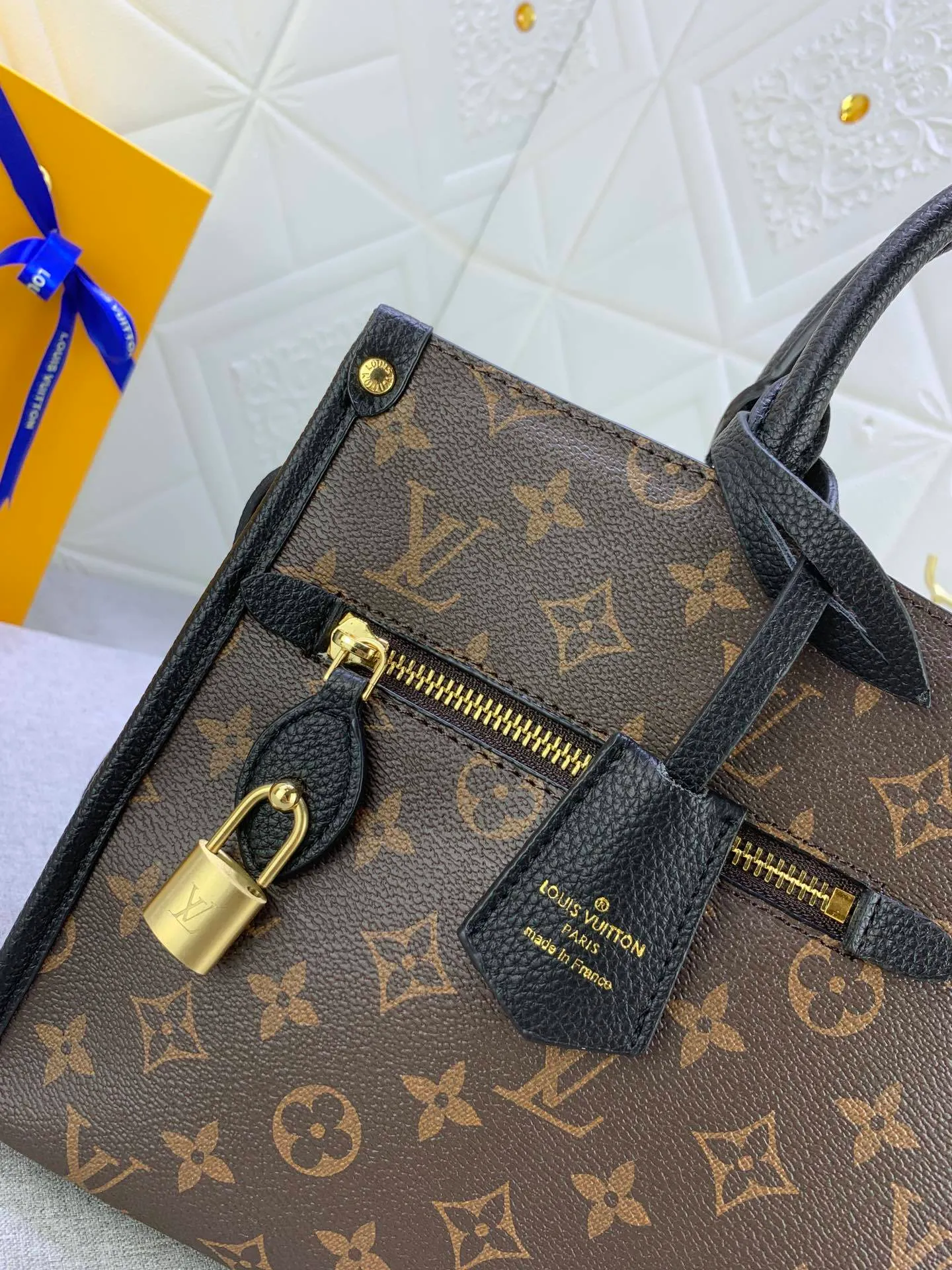 All categories Official website "Brand Women's Bags" Women's Bags 💙 LV upgrades the original Popincourt handbag with a fashionable new attitude. This contemporary tote in single-frame canvas and natural leather trim offers effortless style and impeccable functionality. Size: 32-21-13cm