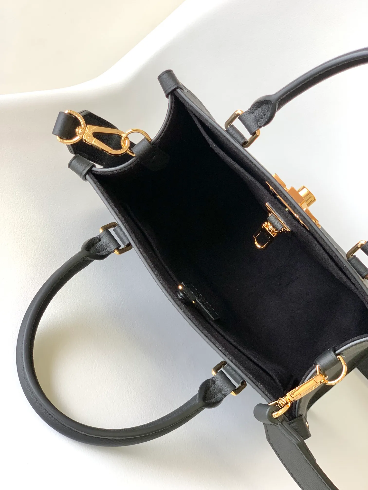 All categories Official website "Brand Women's Bags" Women's Bags 💙 LV 2026 new LV hand-held crossbody bag