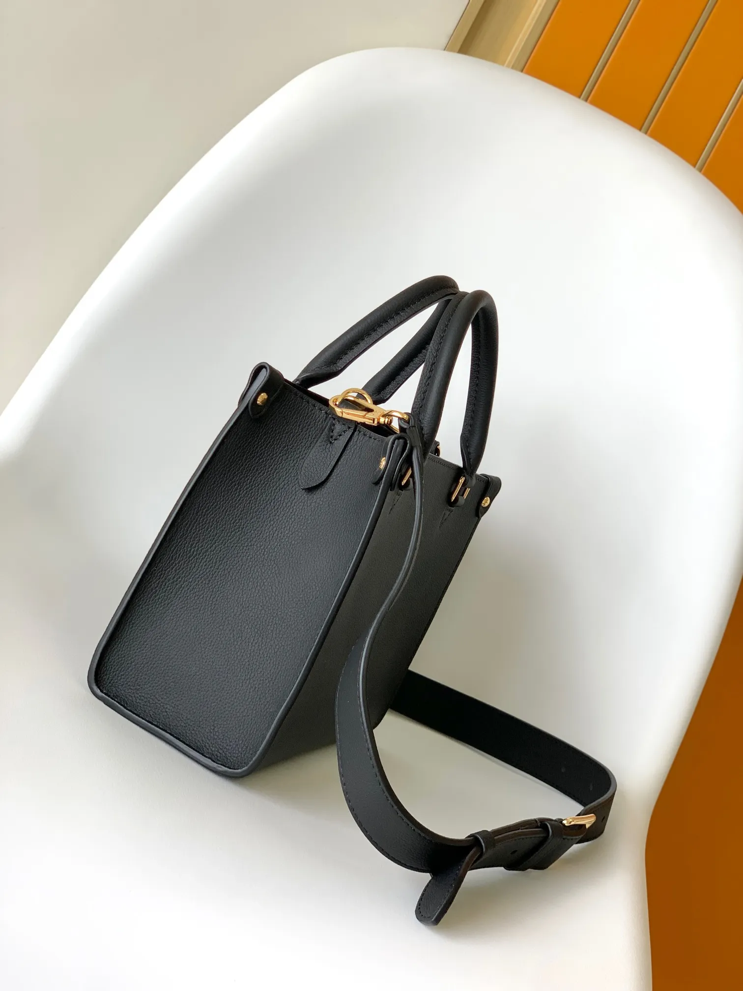 All categories Official website "Brand Women's Bags" Women's Bags 💙 LV 2026 new LV hand-held crossbody bag