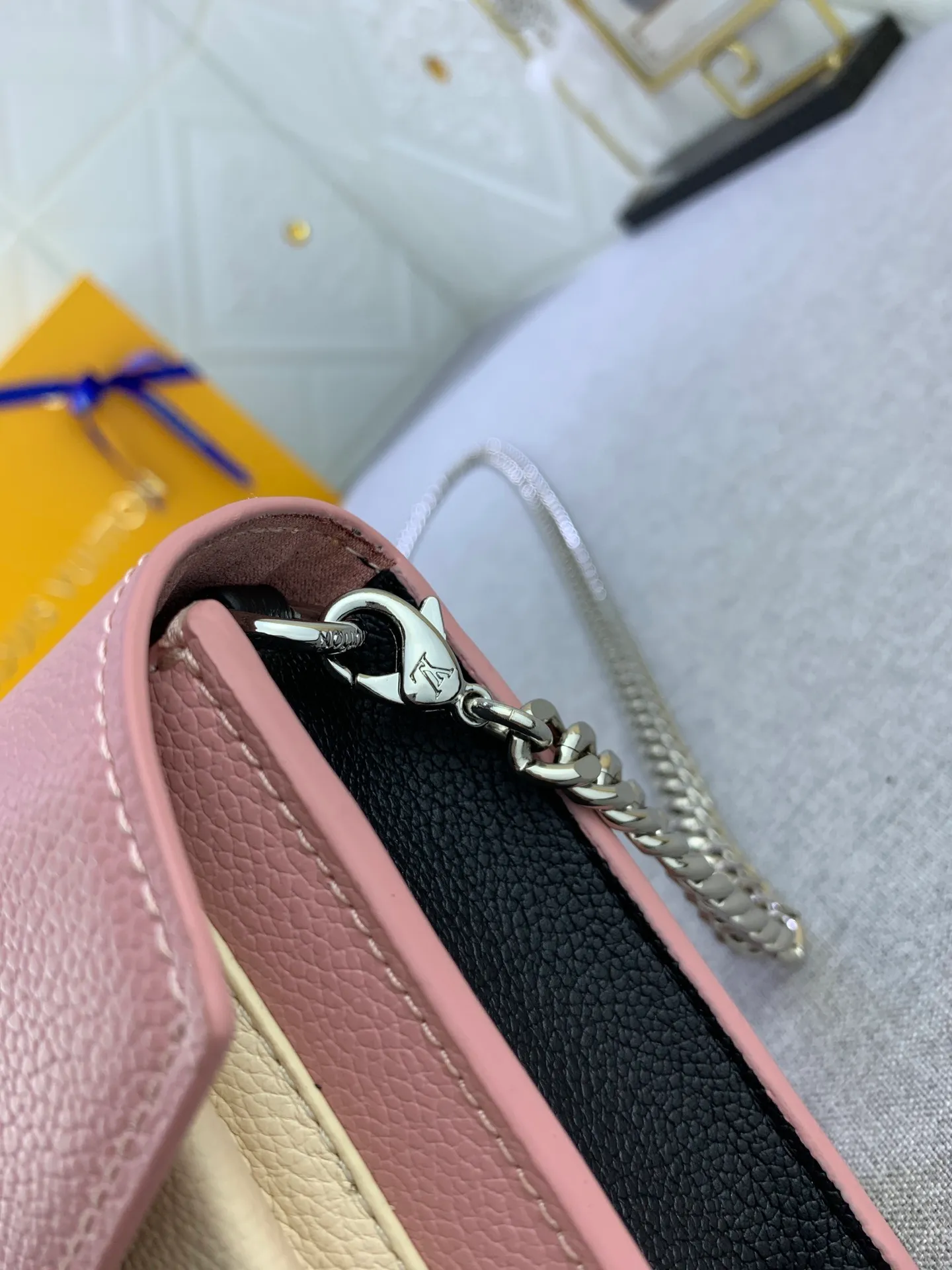 All Categories Official Website "Brand Women's Bags" Women's Bags 💙 LV This Mylockme Pochette chain bag is made of soft cow leather and continues the core elements of the Lockme series with an envelope-style flap, front pocket and LV letter hook. The trendy construction is suitable for storing mobile phones and other essentials, and the long chain allows for shoulder or cross-body wear. Detailed