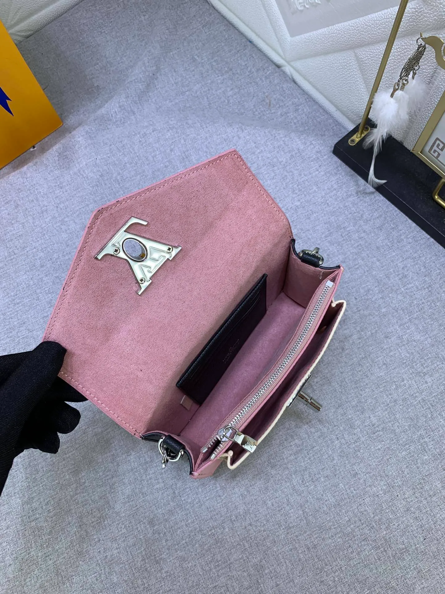 All Categories Official Website "Brand Women's Bags" Women's Bags 💙 LV This Mylockme Pochette chain bag is made of soft cow leather and continues the core elements of the Lockme series with an envelope-style flap, front pocket and LV letter hook. The trendy construction is suitable for storing mobile phones and other essentials, and the long chain allows for shoulder or cross-body wear. Detailed