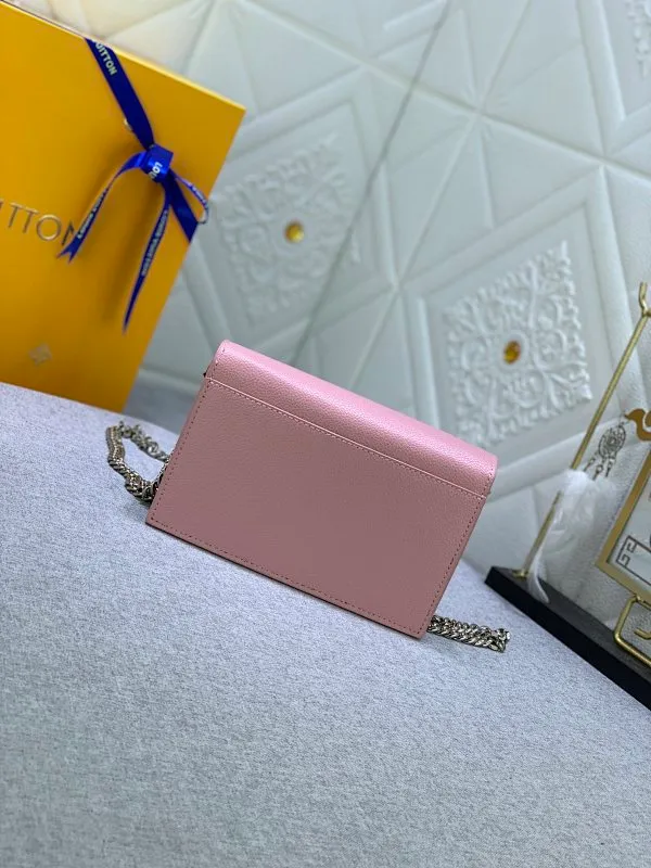 All Categories Official Website "Brand Women's Bags" Women's Bags 💙 LV This Mylockme Pochette chain bag is made of soft cow leather and continues the core elements of the Lockme series with an envelope-style flap, front pocket and LV letter hook. The trendy construction is suitable for storing mobile phones and other essentials, and the long chain allows for shoulder or cross-body wear. Detailed