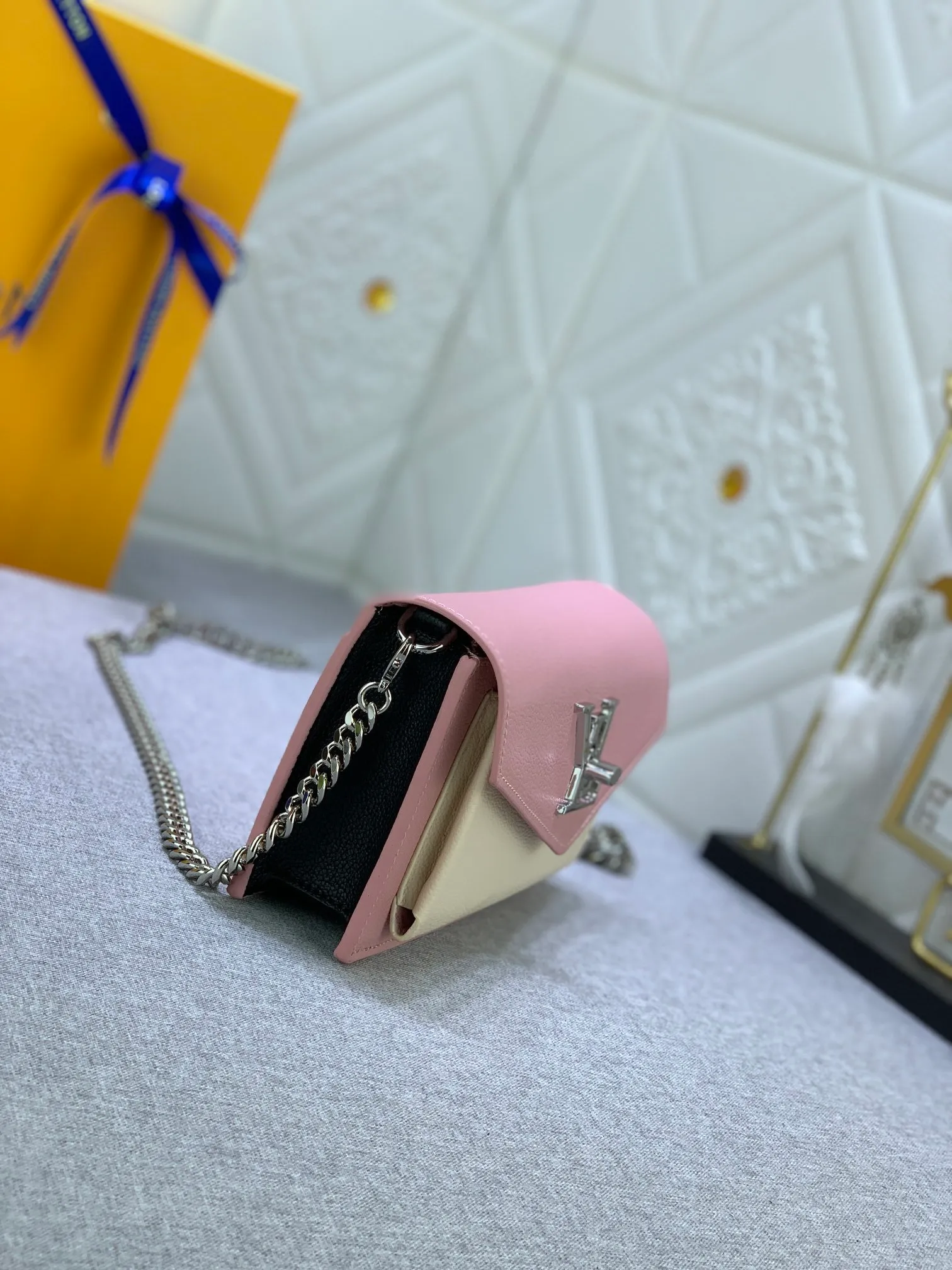All Categories Official Website "Brand Women's Bags" Women's Bags 💙 LV This Mylockme Pochette chain bag is made of soft cow leather and continues the core elements of the Lockme series with an envelope-style flap, front pocket and LV letter hook. The trendy construction is suitable for storing mobile phones and other essentials, and the long chain allows for shoulder or cross-body wear. Detailed