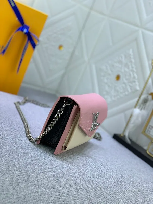All Categories Official Website "Brand Women's Bags" Women's Bags 💙 LV This Mylockme Pochette chain bag is made of soft cow leather and continues the core elements of the Lockme series with an envelope-style flap, front pocket and LV letter hook. The trendy construction is suitable for storing mobile phones and other essentials, and the long chain allows for shoulder or cross-body wear. Detailed