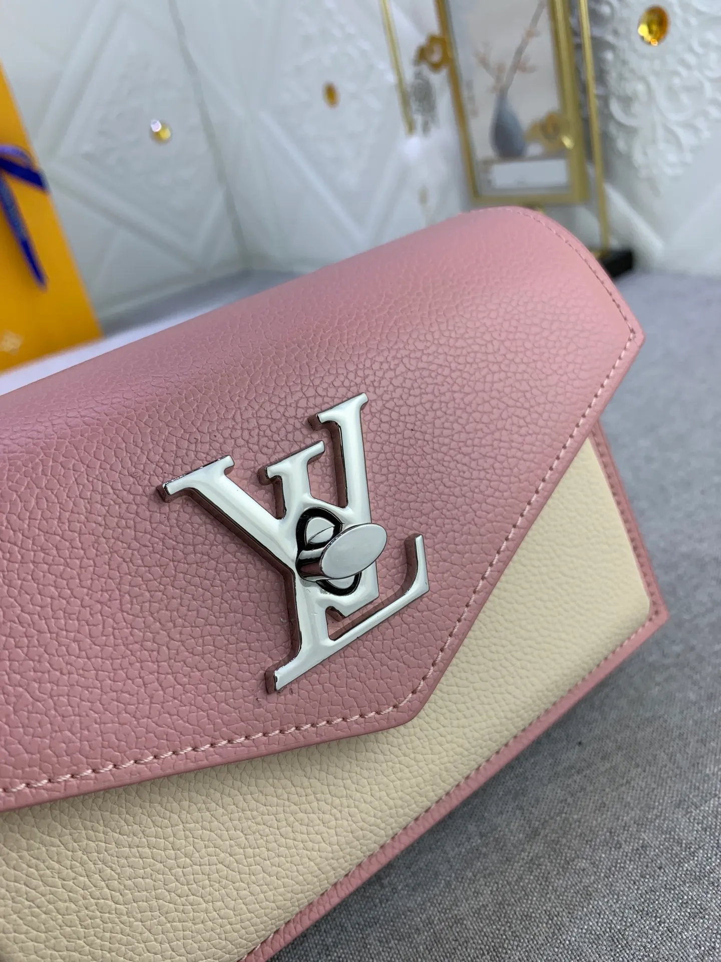 All Categories Official Website "Brand Women's Bags" Women's Bags 💙 LV This Mylockme Pochette chain bag is made of soft cow leather and continues the core elements of the Lockme series with an envelope-style flap, front pocket and LV letter hook. The trendy construction is suitable for storing mobile phones and other essentials, and the long chain allows for shoulder or cross-body wear. Detailed