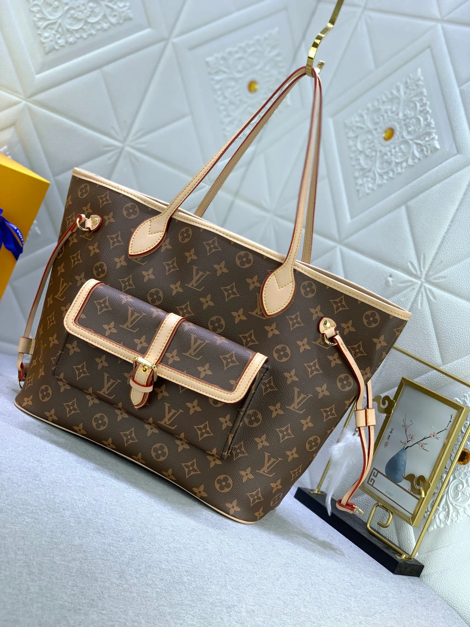 All Categories Official Website "Brand Women's Bags" Women's Bags 💙 LV upgraded original version [NEVERFULL Medium Handbag] (new silk screen shopping bag) The classic lines of the Never full MM handbag are made of colorful Monogram canvas and external front pockets, giving it a retro feel. Gold hardware - including pocket buckles - and leather