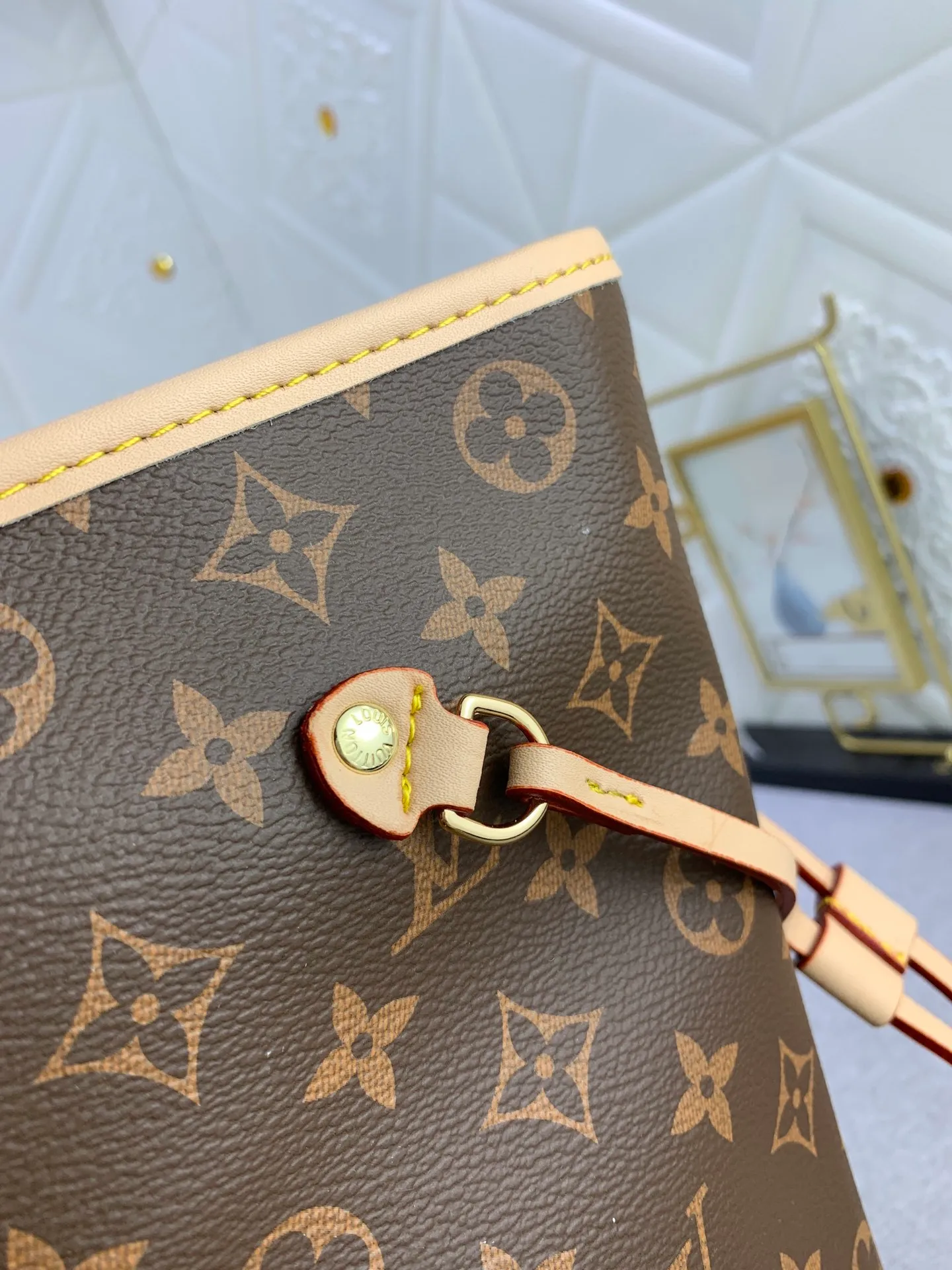 All Categories Official Website "Brand Women's Bags" Women's Bags 💙 LV upgraded original version [NEVERFULL Medium Handbag] (new silk screen shopping bag) The classic lines of the Never full MM handbag are made of colorful Monogram canvas and external front pockets, giving it a retro feel. Gold hardware - including pocket buckles - and leather