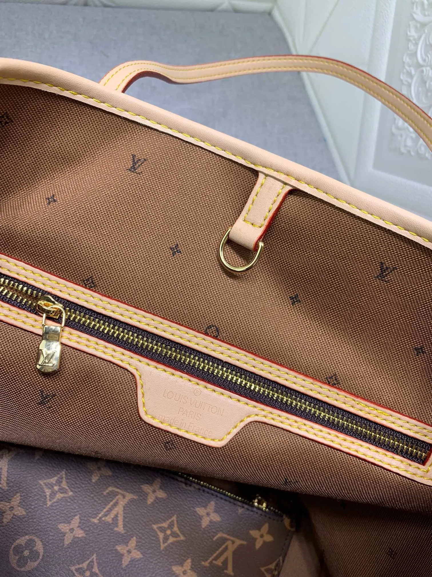 All Categories Official Website "Brand Women's Bags" Women's Bags 💙 LV upgraded original version [NEVERFULL Medium Handbag] (new silk screen shopping bag) The classic lines of the Never full MM handbag are made of colorful Monogram canvas and external front pockets, giving it a retro feel. Gold hardware - including pocket buckles - and leather