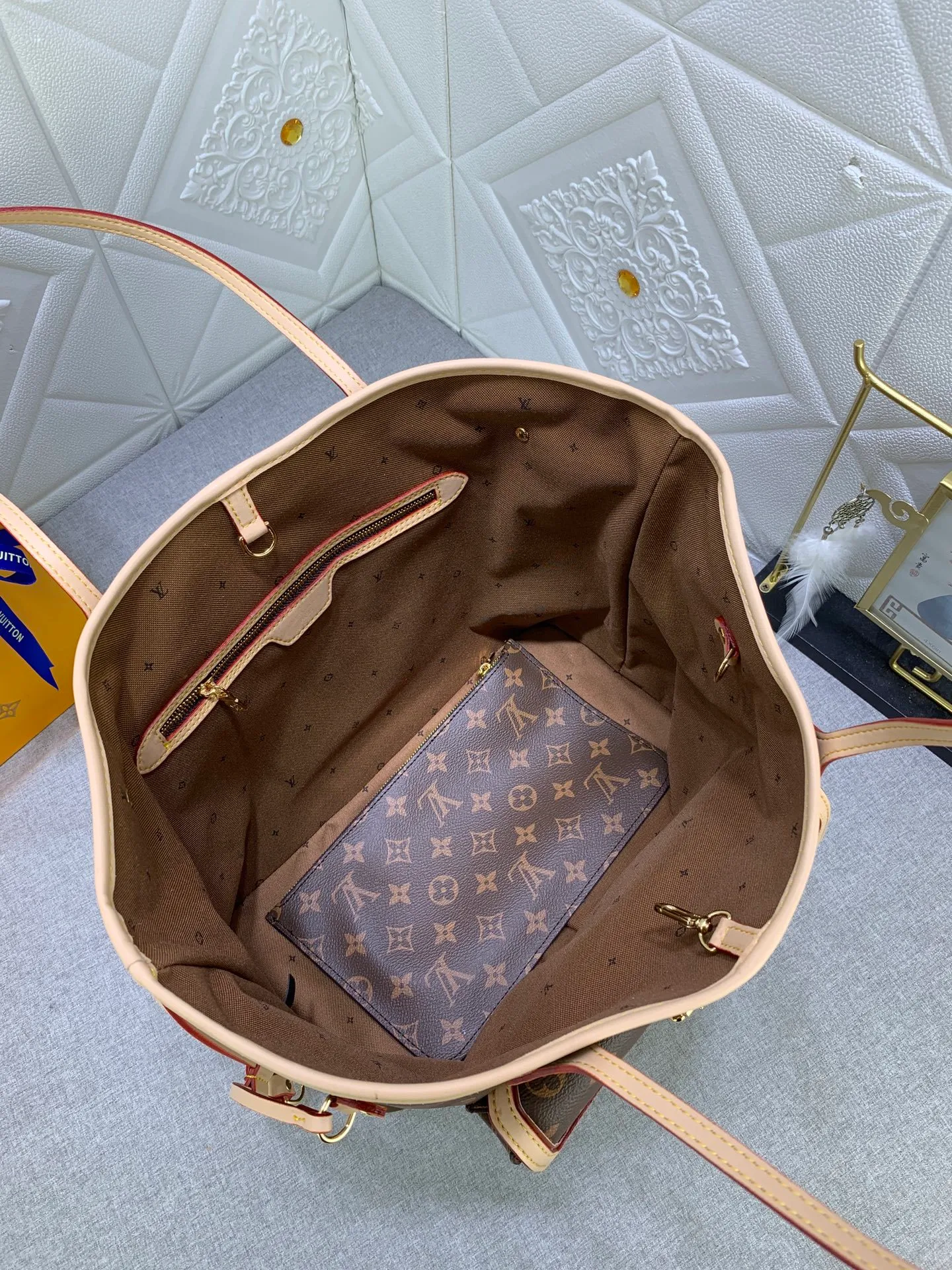 All Categories Official Website "Brand Women's Bags" Women's Bags 💙 LV upgraded original version [NEVERFULL Medium Handbag] (new silk screen shopping bag) The classic lines of the Never full MM handbag are made of colorful Monogram canvas and external front pockets, giving it a retro feel. Gold hardware - including pocket buckles - and leather