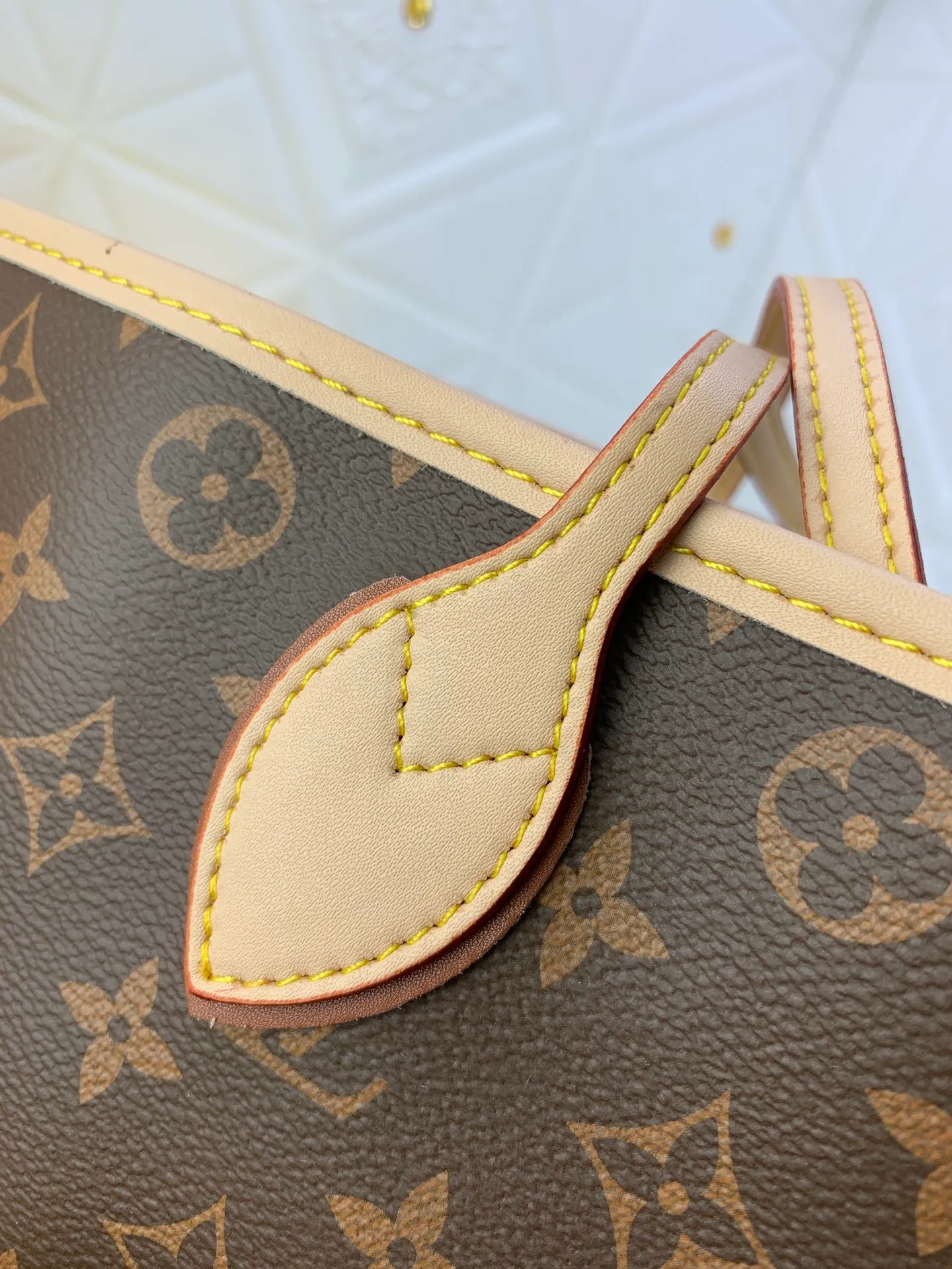 All Categories Official Website "Brand Women's Bags" Women's Bags 💙 LV upgraded original version [NEVERFULL Medium Handbag] (new silk screen shopping bag) The classic lines of the Never full MM handbag are made of colorful Monogram canvas and external front pockets, giving it a retro feel. Gold hardware - including pocket buckles - and leather