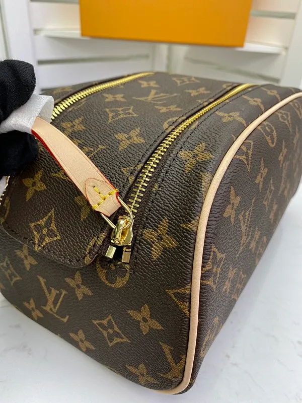 All categories Official website "Brand Women's Bags" Women's Bags 💙 LV 2022 Official New LV Cosmetic Bag Wholesale 5800800 High Quality Size: 28-16-13CM