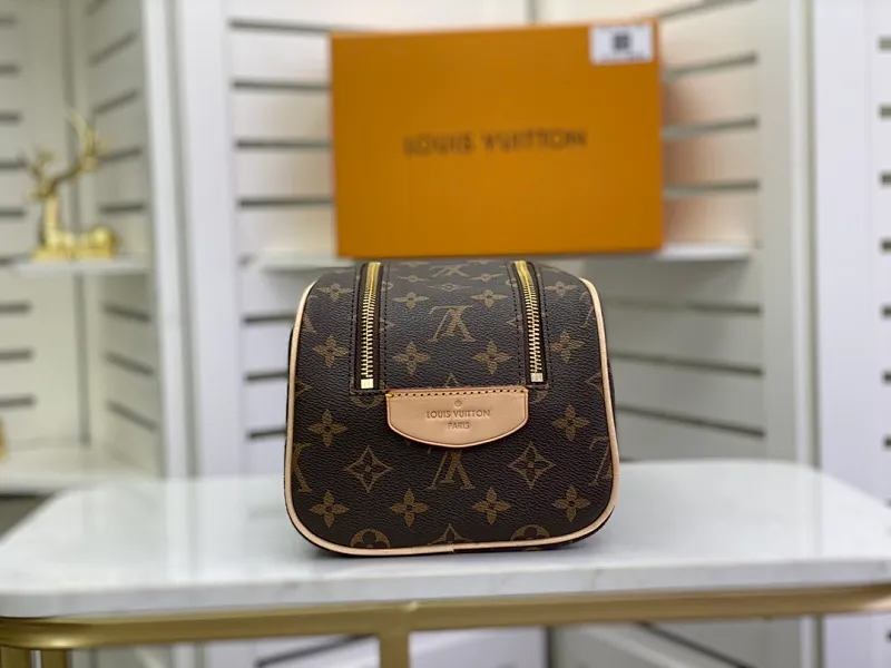 All categories Official website "Brand Women's Bags" Women's Bags 💙 LV 2022 Official New LV Cosmetic Bag Wholesale 5800800 High Quality Size: 28-16-13CM