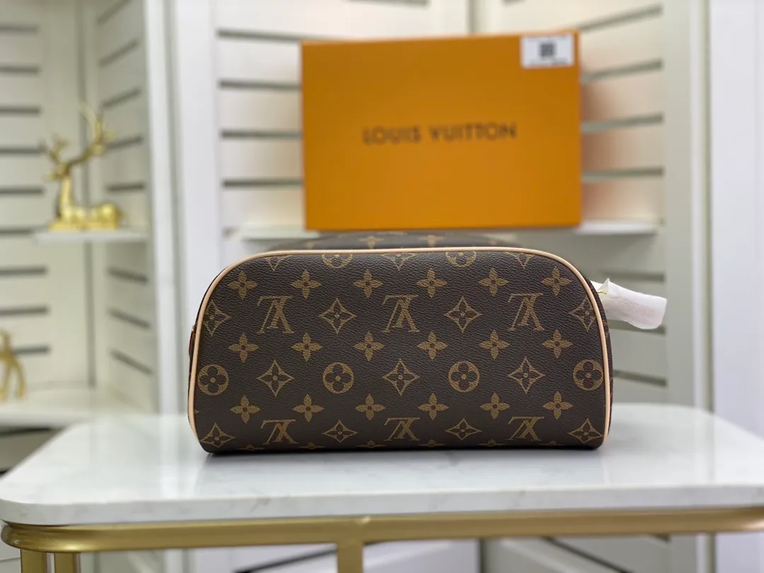 All categories Official website "Brand Women's Bags" Women's Bags 💙 LV 2022 Official New LV Cosmetic Bag Wholesale 5800800 High Quality Size: 28-16-13CM