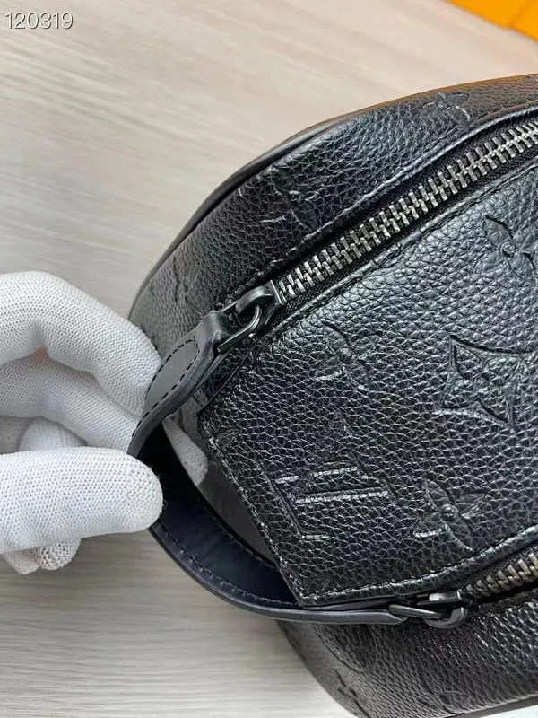 All categories Official website "Brand Women's Bags" Women's Bags 💙 LV 2025 new LV toiletry bag