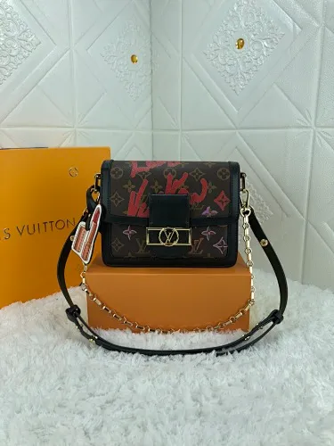All Categories Official Website "Brand Women's Bags" Women's Bags 💙 LV Love Swiss artist Urs Fisher changed the visual proportions of the classic Monogram pattern, rendering a hand-painted style for the UF joint series Onthego handbags, presbyopic black leather love font silk screen lipstick tag Valentine's Day series Daphne, and silk screen Monog
